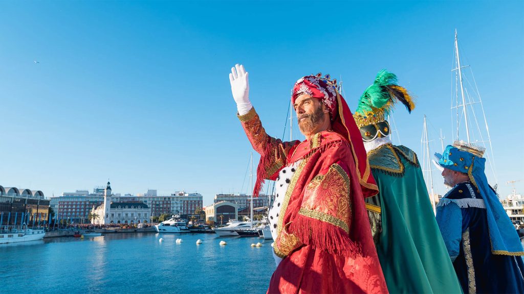 Familias en el Barco de la Navidad en Valencia: entrega de cartas a Papá Noel y Reyes y paseo de 20 minutos con el Grinch por la dársena interior.